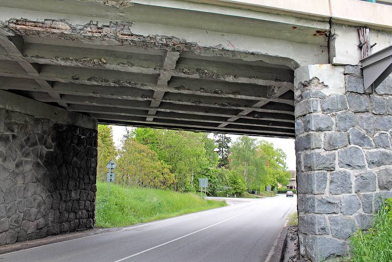 Mosty na silnici I/3 projdou do opravou která má skončit na začátku září. Poškozuje je těžká doprava na nich i pod nimi.