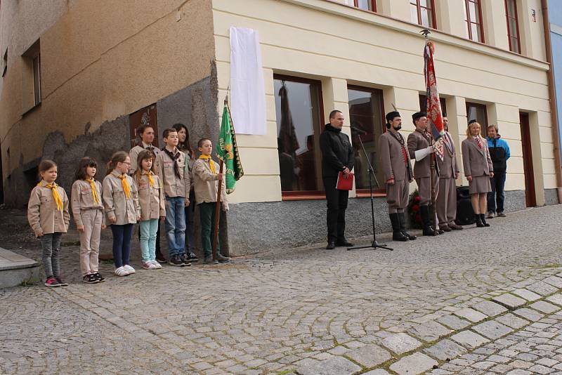 Pamětní plaketa zdobí od úterý 9. května rodný dům významného českého letce a armádního plukovníka Josefa Příhody.