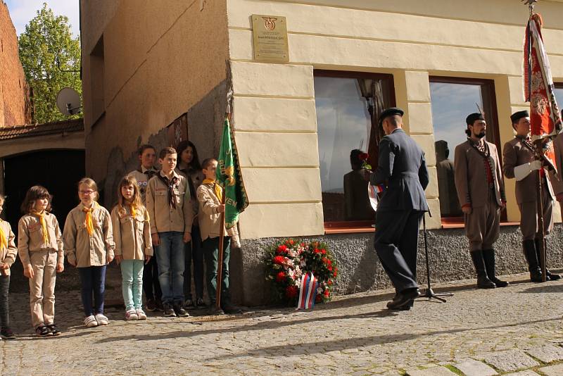 Pamětní plaketa zdobí od úterý 9. května rodný dům významného českého letce a armádního plukovníka Josefa Příhody.