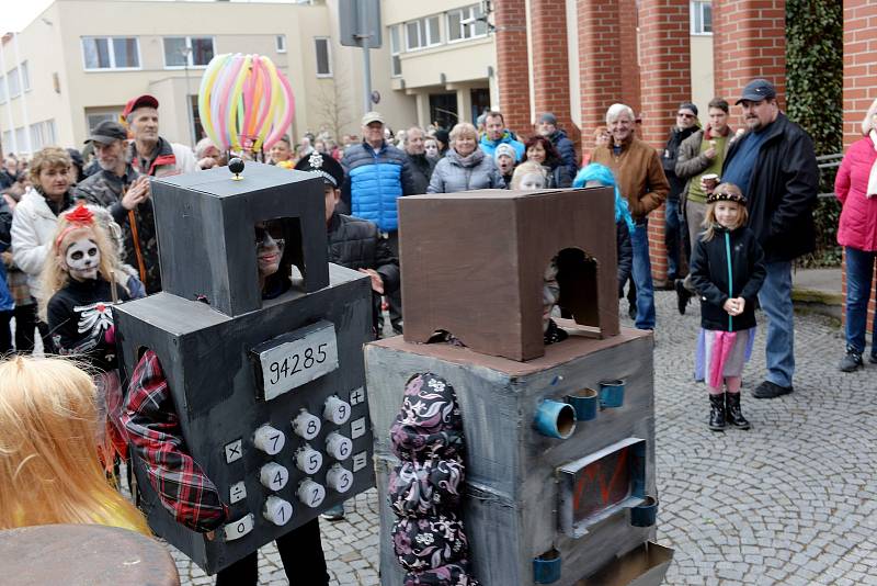 Masopustní maškarní průvod odstartoval v neděli 3. března od Kláštera v Sázavě, aby za zvuku živé muziky zakrátko dorazil na místní náměstí.