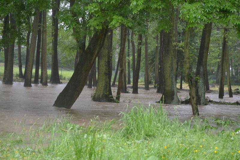 Rozvodněný Benešovský potok zalil i koupadla. 