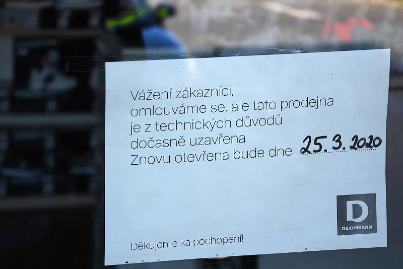 Od soboty je v rámci preventivních opatření proti šíření nového typu koronaviru dočasně uzavřena řada obchodů i omezeno fungování provozoven s občerstvením.