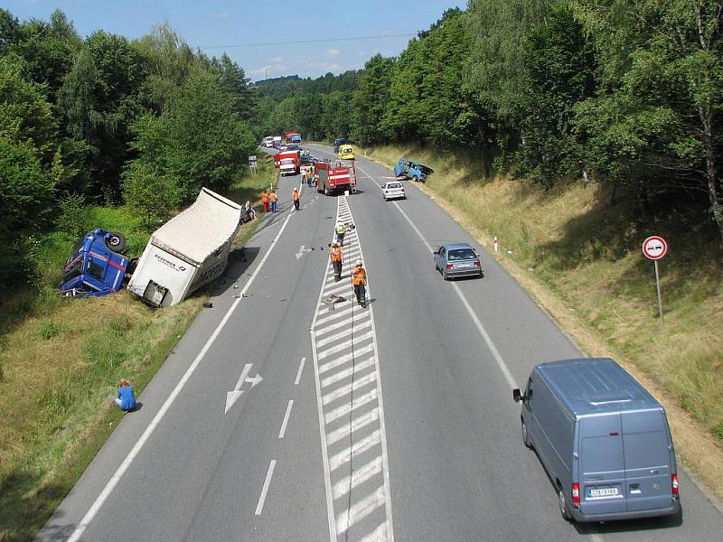 Hromadná nehoda tří aut, kamionu a dodávky u Čtyřkol.