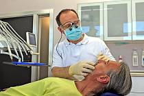 Najít zubaře, který odpovídá požadavkům na kvalitní péči o chrup ve 21. století, není ani na Benešovsku úplně snadné. K těm, kteří kvalitativní kritéria splňují, patří také stomatolog Jakub Seemann z Benešova (na snímku). Ani jeho klinika Senzadent nové p