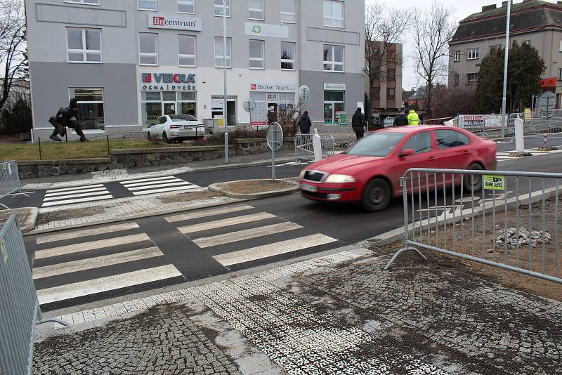 Vedle dopravního terminálu začíná v prosince 2020 obyvatelům Benešova sloužit také okružní křižovatka u sokolovny a parkovací dům v Nádražní ulici.