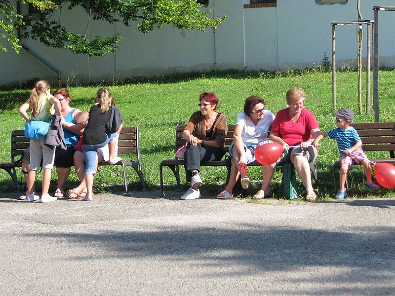 Zastávka rozhlasového Farmářského léta u zámku Vrchotovy Janovice. 