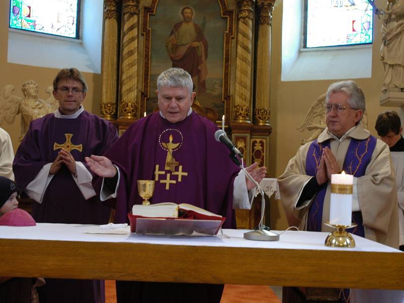 Biskup Václav Malý celebroval nedělní mši v kostele sv. Bartoloměje v Divišově.