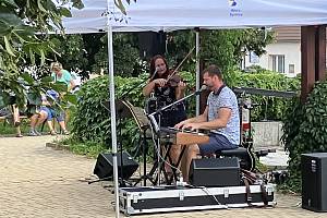 Koncert u kašny na Ješutově náměstí v Bystřici: Majda Čejková a Ondřej Vidrna.