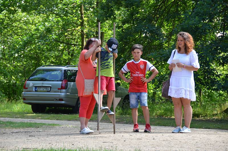 Děti si u Čínského pavilonu vyzkoušely nejen lanovou dráhu, ale také různé soutěžní disciplíny či netradiční bubny.