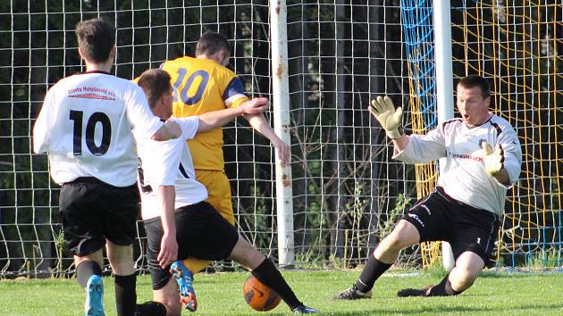 Divišovský Jan Vondrák (ve žlutém) se stal smutným hrdinou derby. V této šanci ho stejně jako při penaltě vychytal miřetický brankář Michal Hanuš. 