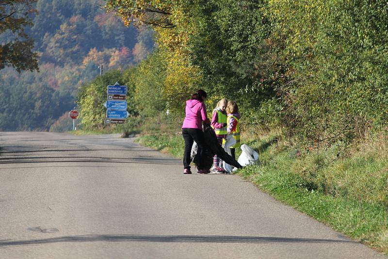 Uklízení příkopů kolem cest měli dobrovolníci v Netvořicích v sobotu 14. října už počtvrté.