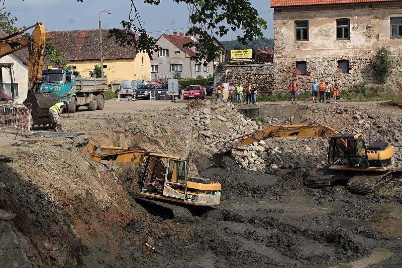 Pivovarský rybník v Louňovicích pod Blaníkem.