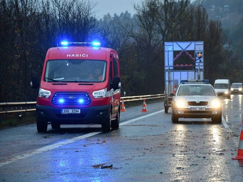 Tragická dopravní nehoda na silnici I/3 u Poříčí nad Sázavou v neděli 28. října 2018.