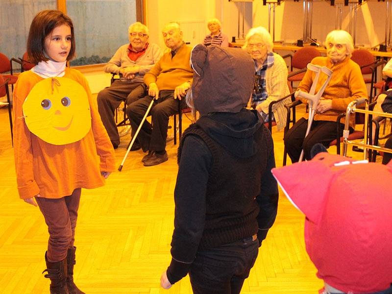 V Domově seniorů ve Villaniho ulici zaznělo v pondělí dopoledne pásmo vánočních písniček, říkanek a pohádkových scének v podání školáků z 1. až 3. tříd benešovské ZŠ Jiráskova, které s nimi nacvičily vychovatelky z družiny.