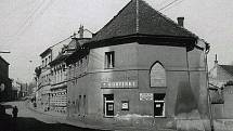 Hostinec Na špitále v Benešově v roce 1958. Stál na rohu dnešních ulic Pražská a Nová Pražská.