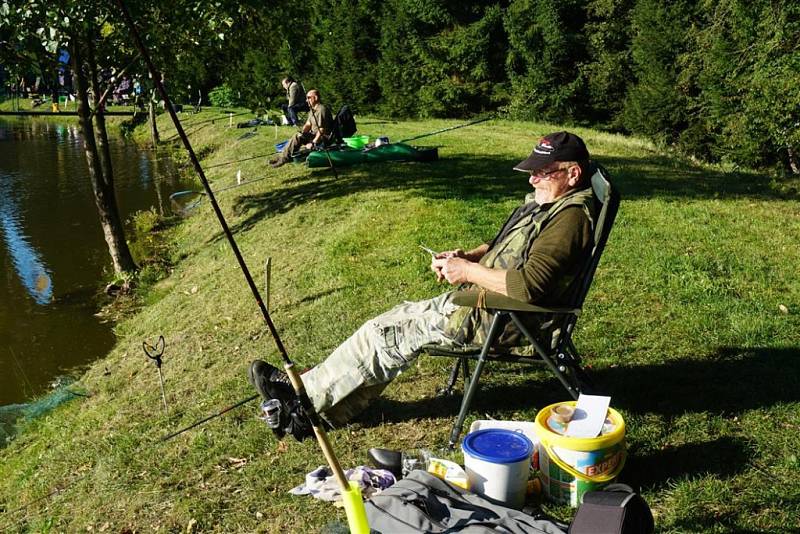 Malí rybáři předvedli, jak nejlépe a nejrychleji dokážou ulovit rybu.