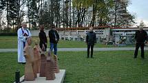 Ze slavnostního odhalení keramického památníku na novém hřbitově v Dolních Kralovicích.