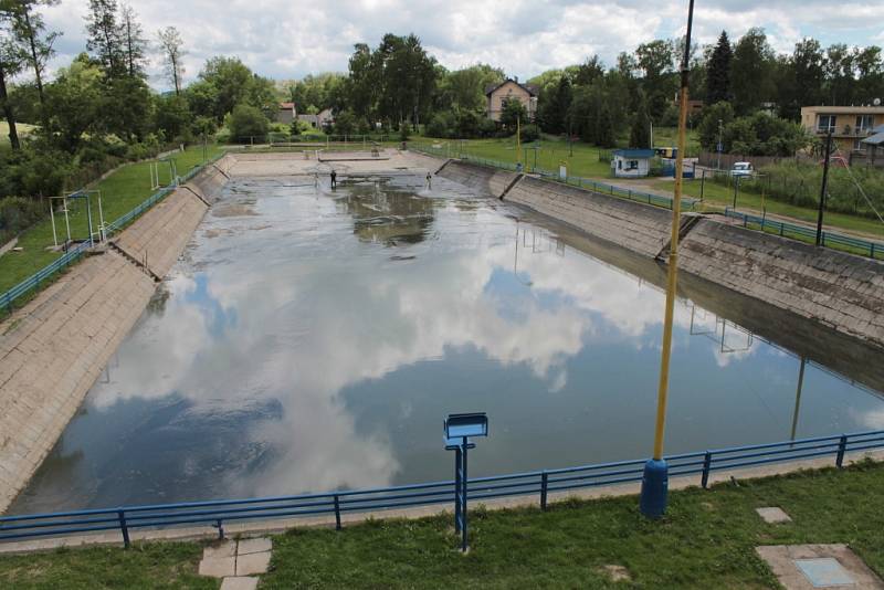 Na koupadlech zůstaly stopy povodně, likvidují je hasiči proudem vody.