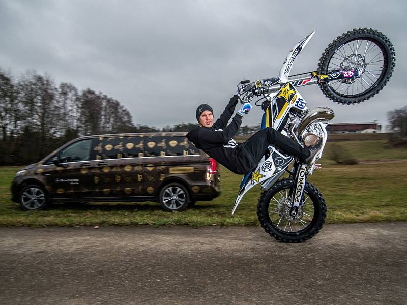 Libor Podmol, nejlepší český freestylový motokrosař ukazuje novou motorku.