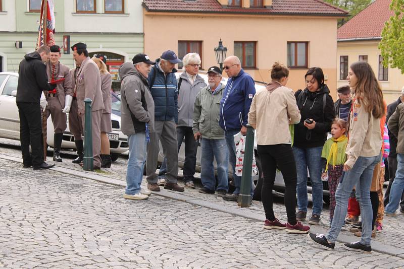 Pamětní plaketa zdobí od úterý 9. května rodný dům významného českého letce a armádního plukovníka Josefa Příhody.