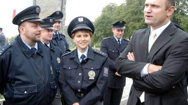 Případem zbité policistky z Vlašimi se už zabývá také inspekce ministra vnitra. O tom, zda sám ministr Ivan Langer  o případu také ví, není zatím nic známo. Policisté na snímku, s nimiž Langer diskutuje, totiž nejsou z Vlašimi, ale z Hrádku nad Nisou