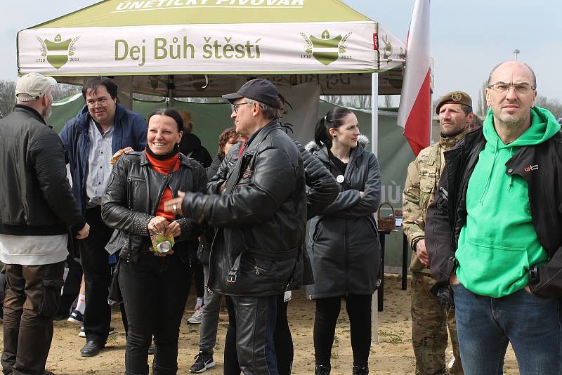 Protestní demonstrace Stop pokusům na dětech v Praze na Letné 1. května.