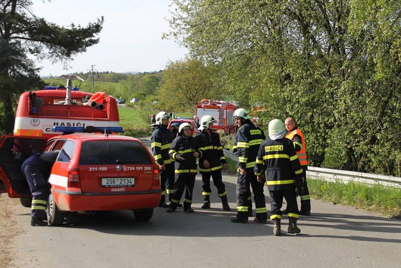 V Bělčicích hoří sklad pneumatik