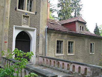 Bývalý úřednický dům či Zámková restaurace v Konopišti.