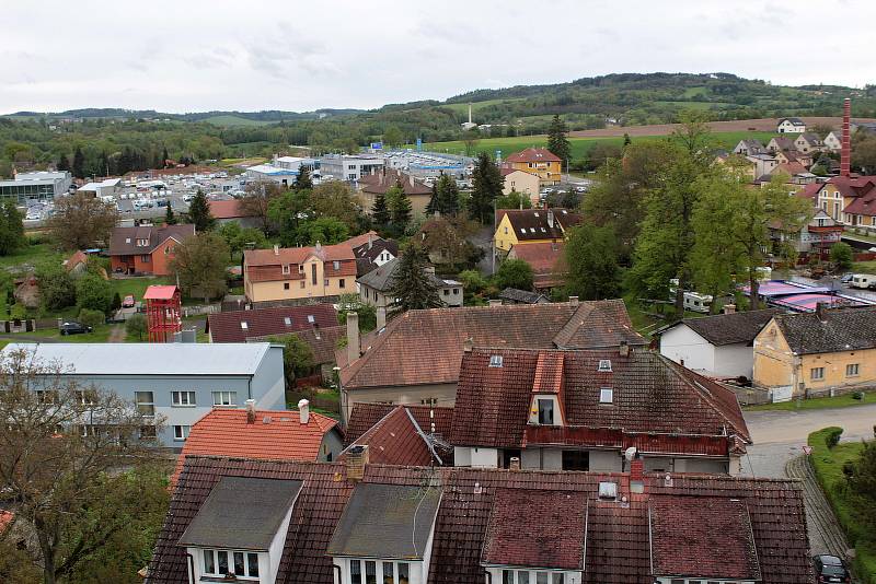 Olbramovice a okolí z dominanty obce, věže kostela Všech svatých.