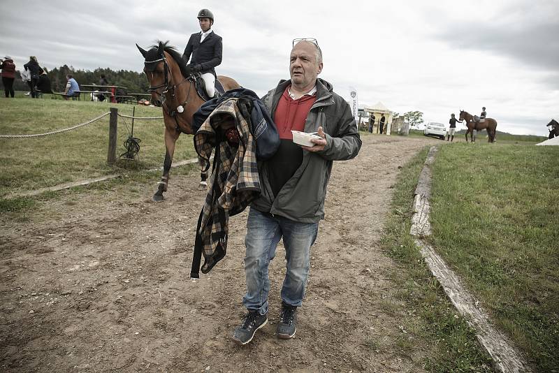 Závod skokového poháru Paragan jump tour v jezdeckém areálu v Opřeticích.