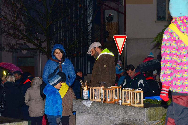 Z adventního setkání s mobilní zvonkohrou v podání Rosemarie Sauntiëns na náměstí T. G. Masaryka v Pyšelích.