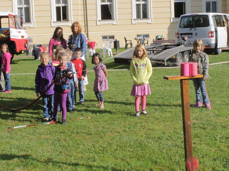 Děti z neveklovské a křečovické školy si užívaly her při Dni záchranářů v Tloskově. 