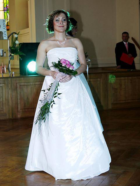 Přehlídka svatebních šatů v aule Gymnázia Benešov.