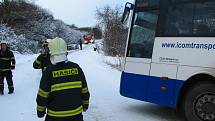 Linkový autobus uvízl v zatáčce nad osadou Mstětice u Maršovic. 