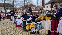 Z vystoupení folklorního souboru Benešáček v rámci doprovodního programu Velikonočního jarmarku v Bystřici.