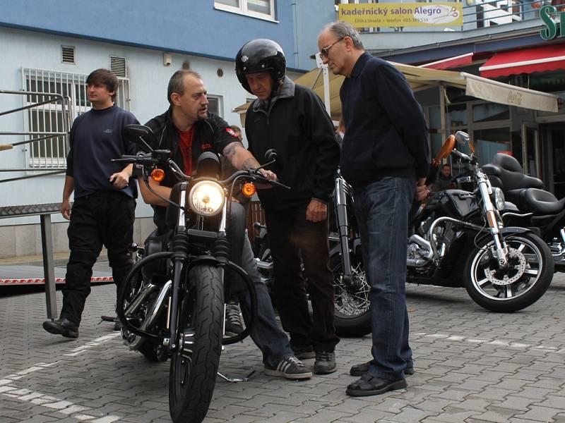 Motocykl Harley Davidson si mohl zdarma vyzkoušet každý, kdo přišel v sobotu na parkoviště u benešovského OD Hvězda. 