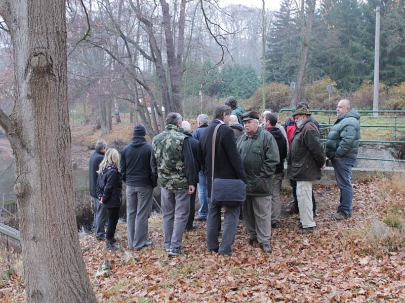 Rokování o dalším postupu při vypouštění Konopišťského rybníka, se konalo na jeho hrázi. 