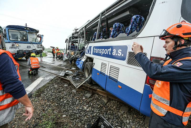 Ke srážce vlaku s autobusem došlo u Struhařova na Benešovsku v neděli 14. června.