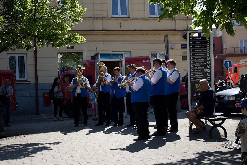 Hasičský den na Konopišti zahájili účastníci na Masarykově náměstí v Benešově.