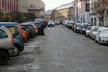 Denně složitou dopravní situaci v centru Benešova by měl od Nového roku 2024 zlepšit nový parkovací systém.