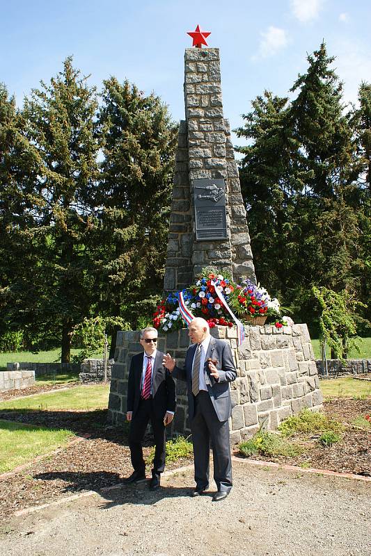 Viktor Kornienko s obchodním atašé ruského velvyslanectví u pomníku v roce 2019.