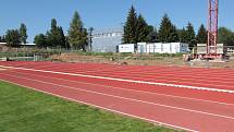 Ze stavby tribuny pro 260 diváků na benešovském atletickém stadionu, která bude uvnitř skrývat tunel s šedesátimetrovou čtyřdráhou.