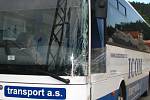„Z nákladního vozidla s hydraulickou rukou se vysunula v zatáčce stojna a zasáhla protijedoucí autobus do čelního a bočního skla,“ uvedla mluvčí benešovské policie Zuzana Stránská 