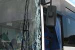 „Z nákladního vozidla s hydraulickou rukou se vysunula v zatáčce stojna a zasáhla protijedoucí autobus do čelního a bočního skla,“ uvedla mluvčí benešovské policie Zuzana Stránská 
