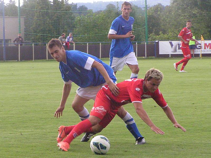 Vlašimský Jaroslav Starý složil na polovin hřiště pardubického Martina Hundáka.