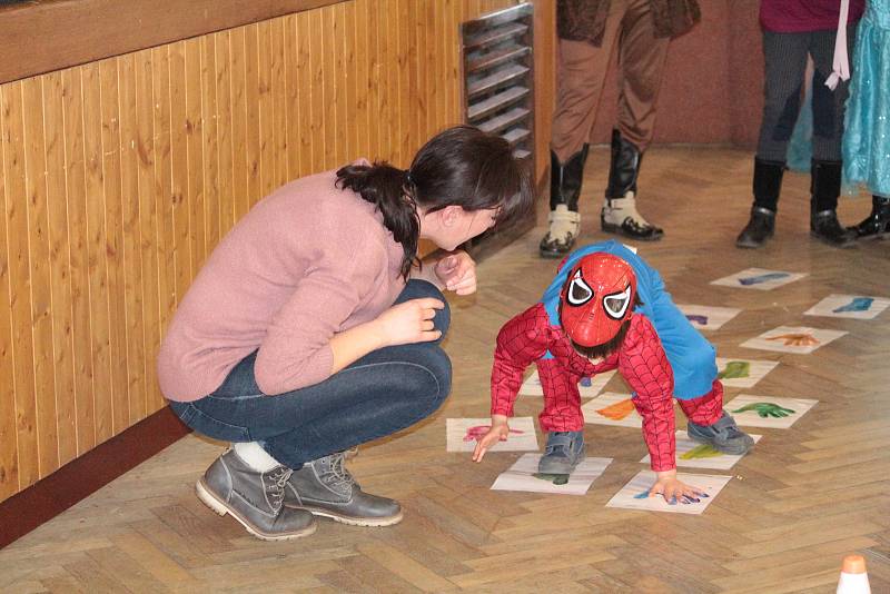 Rej masek ve Společenském centru Týnec.