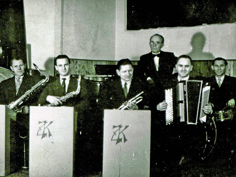 Hudební skupina ZK Blaník na snímku asi z roku 1960. Hudebníci: zleva Jan Zvára, Vladimír Michálek, Miroslav Zvára, Vladimír Had, Josef Havelka a Jiří Hrdlička.