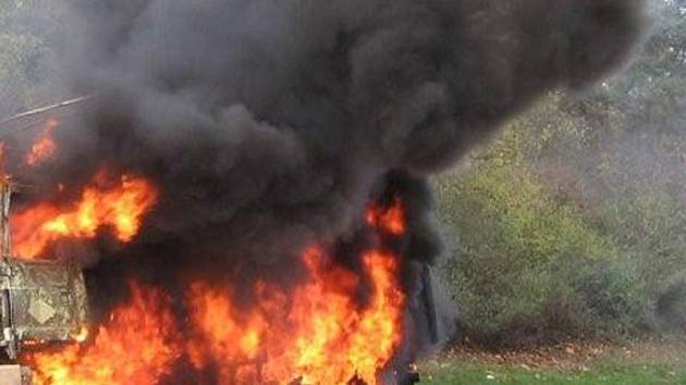 Zápřah hasičů na Vysočině: hořící tahač u Meziříčka i auto na střeše u Chotěboře