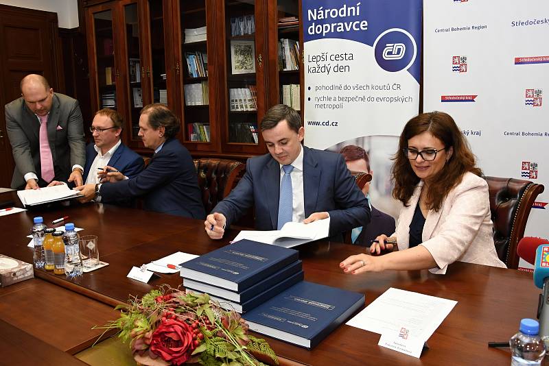 Na krajském úřadu ve čtvrtek podepsali desetiletou smlouvu o zajištění základní drážní dopravní obslužnosti ve Středočeském kraji