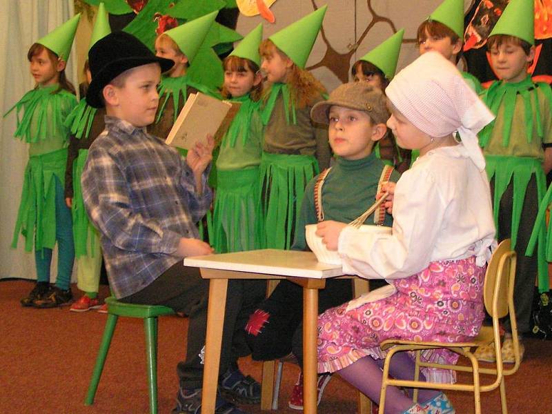 Školní akademii choceradské základní školy zahájily děti z mateřské školy.  Čtvrťáci zaujali povídáním o praotci Čechovi. Na Mikulášské akademii nesměli chybět čerti. Herecké výkony účinkujících se rodičům líbily a často je odměnili potleskem